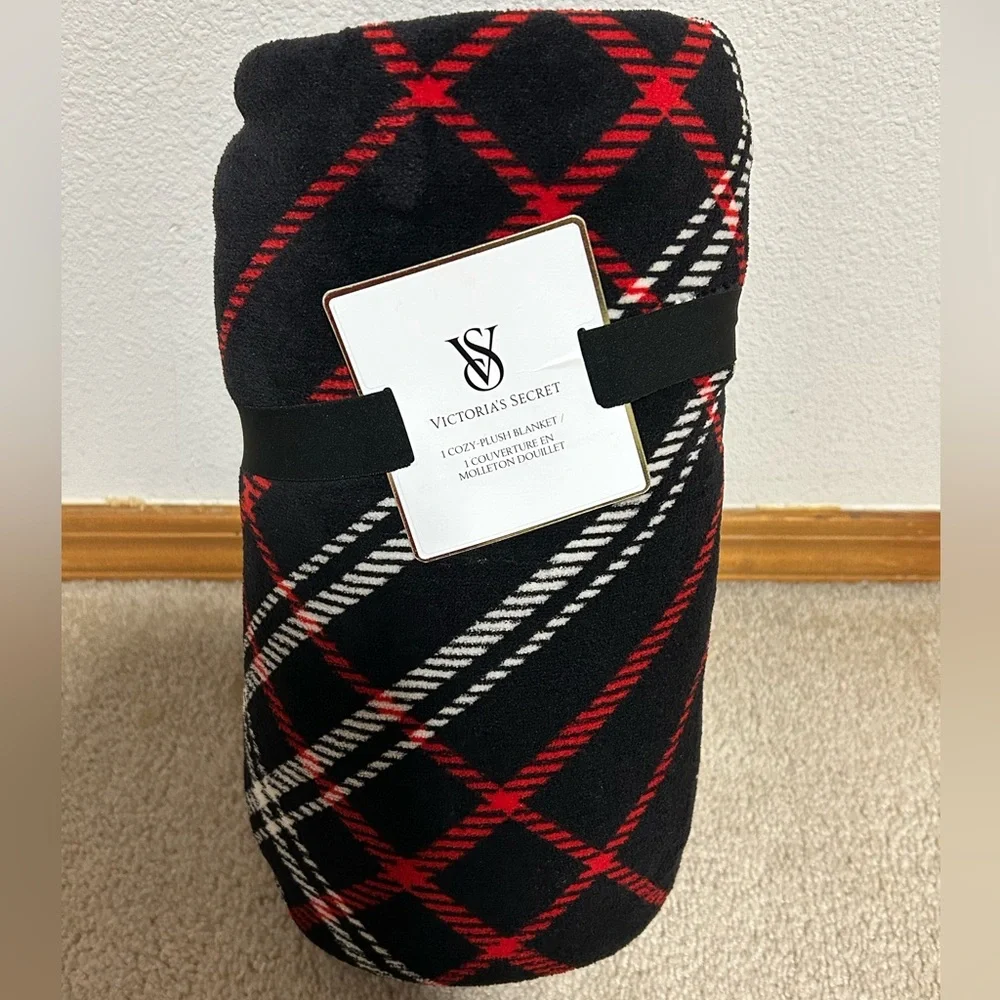 Victoria’s Secret 2025 Holiday Cozy Plush Blanket Black Plaid OS